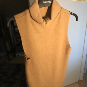 kortärmad polo från zara - superfin beige polo, använd fåtal gånger. 