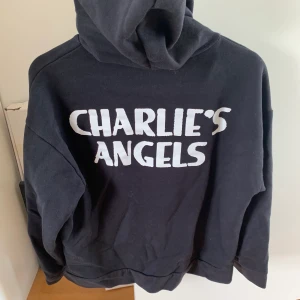 Cool hoodie från zara - Säljer denna hoodie med tryck ifrån zara. För fler bilder hör av dig!! 