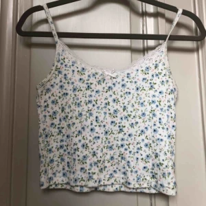  - Ett super fint och väldigt efterfrågat linne från brandy Melville , andvänd bara en gång !! Så fint 💕🥰