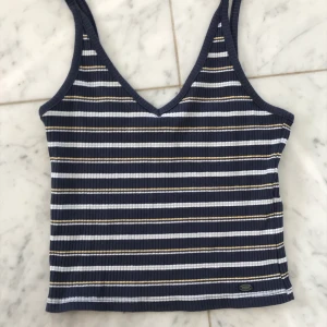 Randig topp  - Gulligt randigt linne från Pull & Bear. Storlek M/28, är dock ganska liten i storleken. 