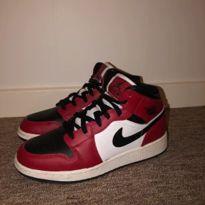 Jordan 1 mid Chicago black toe - Säljer mina jordans då jag köpt nya! Dem är i toppenskick och har använts i ca 1 månad. Köpte från restocks och låda finns kvar😊 1800kr, vid fler intressanter gäller bud🥰