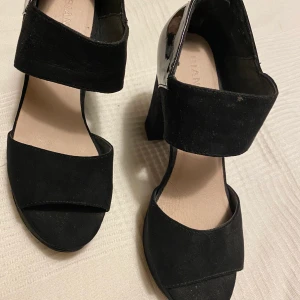 Helt nya, oanvända klackar Bianco stl 38 - Helt nya och oanvända klackar från Bianco i storlek 38. Liten dragkedja baktill. Kommer från djur- och rökfritt hem. Frakt tillkommer!