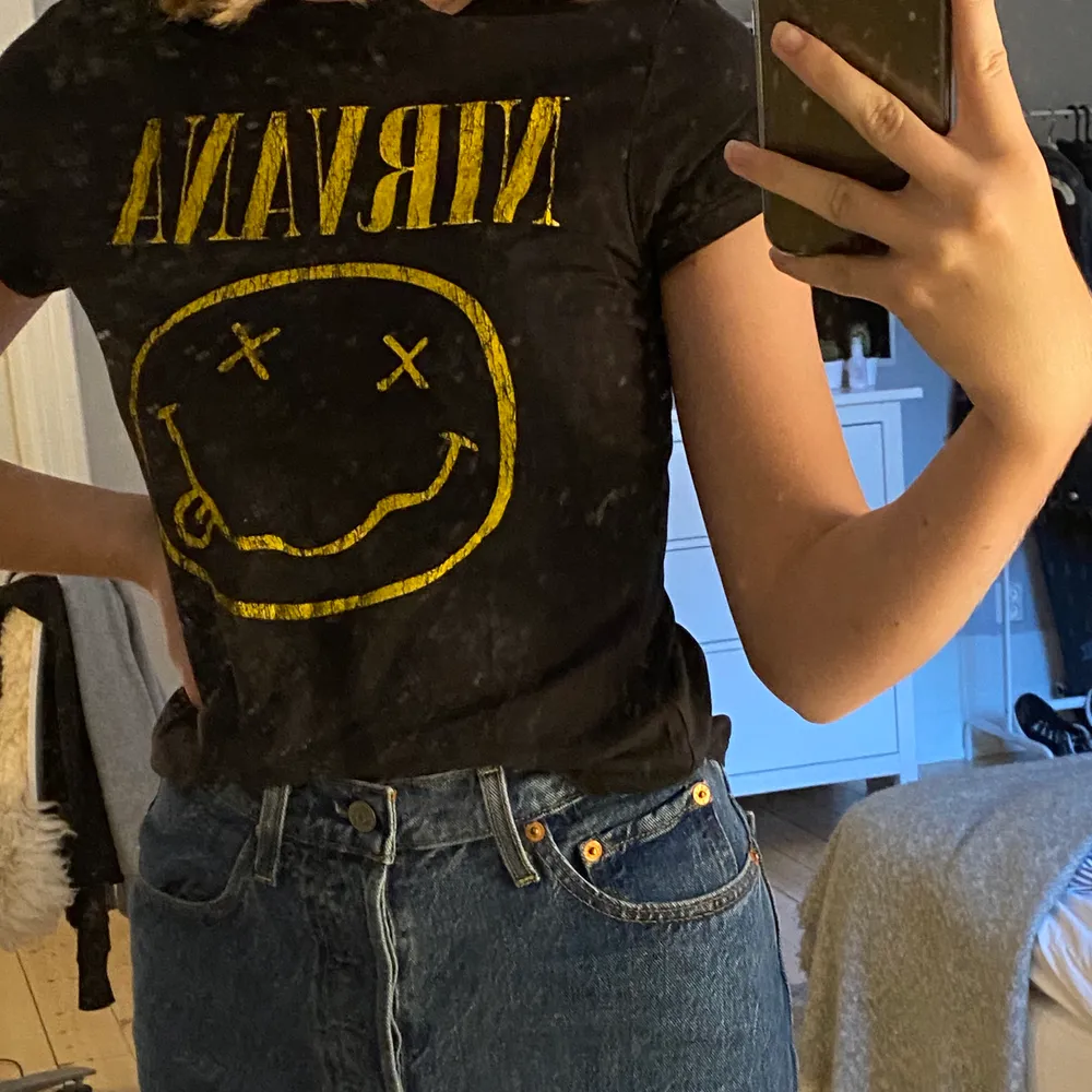 Supermjuk Nirvana t-shirt i mycket bra skick. Designen är ”sprucken”, det är alltså inte slitningar i själva tröjan. Ger en häftig grunge-vibe. 🖤 . T-shirts.