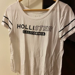 Hollister tshirt - Den här tröjan är otroligt skön och fin, men tyvärr inte riktigt min stil längre. Bra skick!