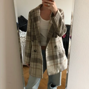 Kappa - Så himla fin kappa/jacka från HM. Skicket är som nytt, den är knappt använd. Storlek 34. Sista bilden är lånad. Tveka inte vid frågor! :)