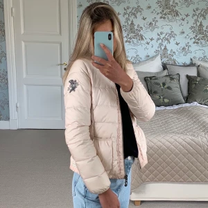 Jacka - Säljer denna supersöta ljusrosa jackan från Odd Molly! Sparsamt använd! I väldigt fint skick och fodret är väldigt fluffigt och skönt! Stl 0, vilket är som xs/s. Pris: 400 kr (nypris 1800 kr). FRAKT TILLKOMMER💗🧚🏼