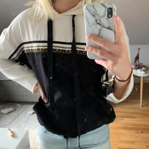 Huvtröjor från Zara - Huvtröjor i finare och tunnare material från Zara. Supersnygg till ett par blåa jeans.