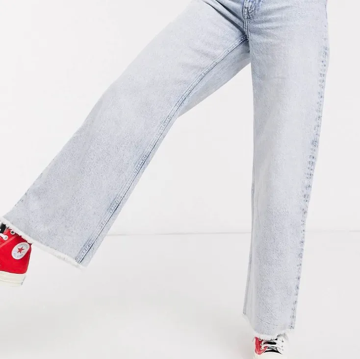 ljusblå croppade jeans från monki i modellen Yoko, suuuperfina och de skönaste jeansen jag ägt, tyvärr är de blivit lite för små för mig 😭 säljes nytvättade och köparen står för frakt 💕 (färgen är som på 2 & 3e bilden). Jeans & Byxor.