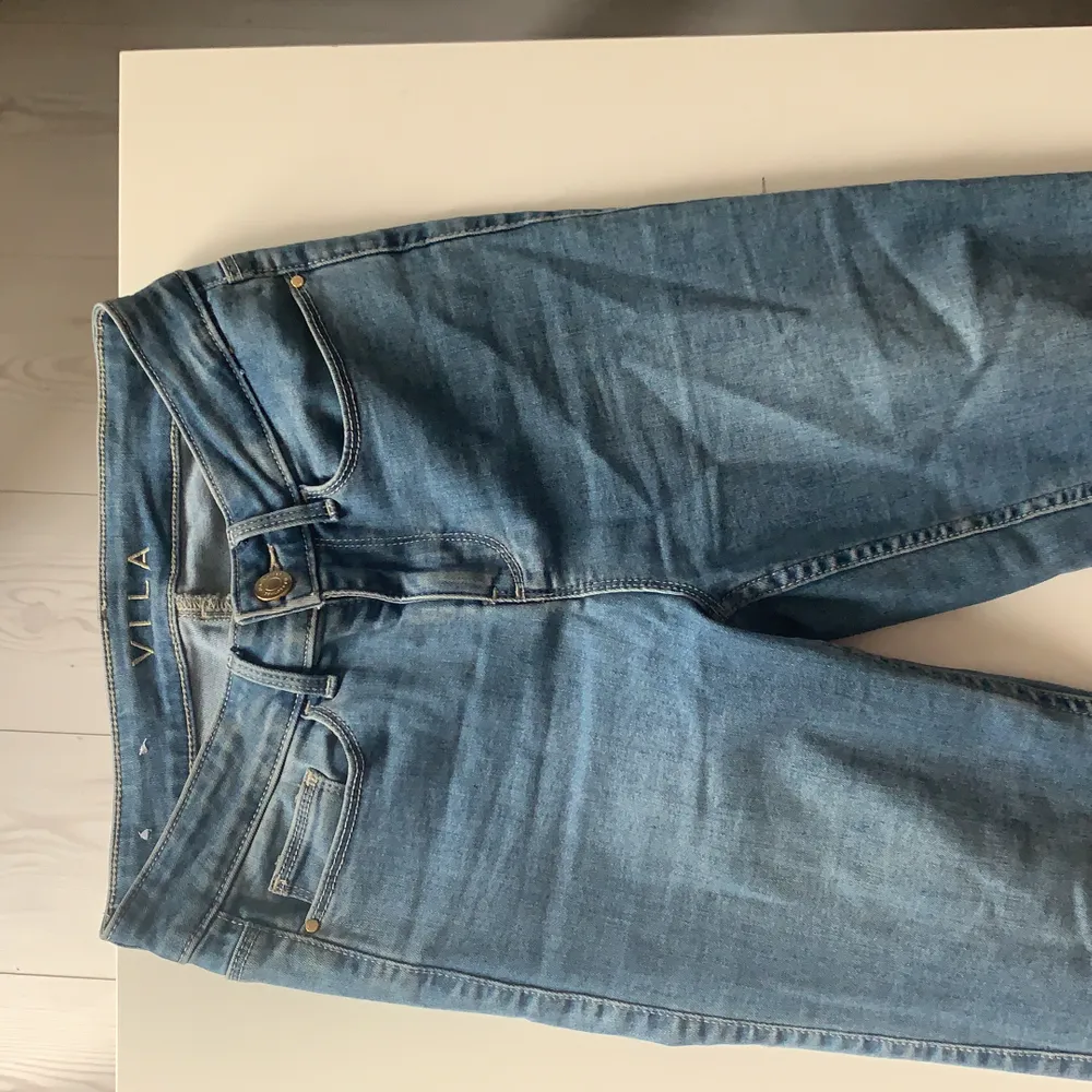 Skinny jeans som är töjbara, är i bra skick. Köparen betalar för frakt . Jeans & Byxor.
