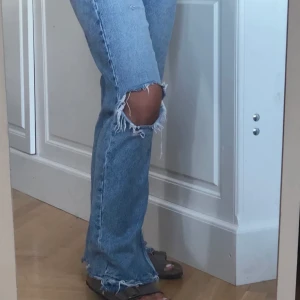 Raka jeans från Zara  - Bilder lånade från förra ägaren! Säljer vidare pga de inte passade mig, alltså bara testade. Rak modell med ett hål och slits vid foten. Storlek 36 💛