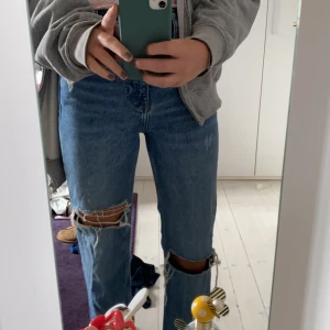 Pull and beat jeans - Säljer dessa populära pull and bear Jeans då dem börjar bli försmå för mig, de är avklippta där nere men är fortfarande långa på mig som är 168💖 högsta bud just nu är på 650❤️❤️❤️