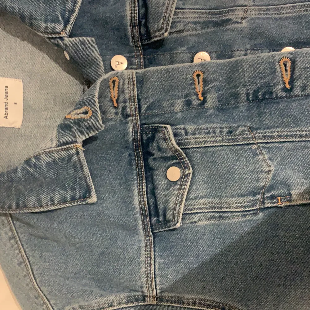 jeans jacka i perfect skick, har aldrig använts, ursprungspris var över 400, färg- josephine blue. Jackor.