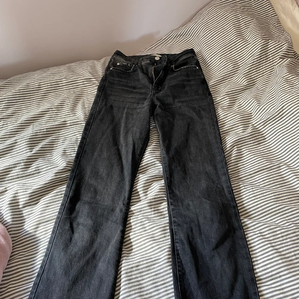 Säljer ett par svarta jeans i stl 34 från Gina pga av att de blivit för korta. Frakt tillkommer . Jeans & Byxor.