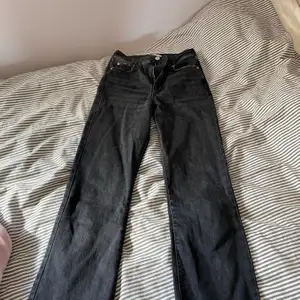 Säljer ett par svarta jeans i stl 34 från Gina pga av att de blivit för korta. Frakt tillkommer 
