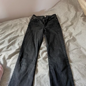 Jeans från Gina i storlek 34 - Säljer ett par svarta jeans i stl 34 från Gina pga av att de blivit för korta. Frakt tillkommer 
