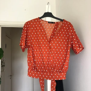 Topp med öppen rygg  - Superfin plisserad topp men fin ryggdetalj, storlek S. Köparen står för ev fraktkostnad 🥰