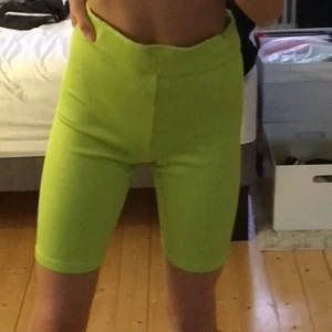 Cykelbyxor  - Säljer dessa helt oanvända cykelbyxorna från H&M. Den är ribbade och neon gröna. Superfina men lite stora på mig. Har vanligtvis xxs i byxorx. Nypris 149:- Mitt pris 50:- INKL frakt!!