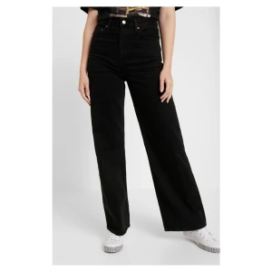 Levi’s ribcage wide leg - Byxorna är storlek 27 och är använda fåtal gånger. Jag säljer de för 900kr + frakt:)