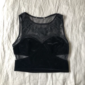 Kort sammetstopp från Urban Outfitters - Kort sammetstopp från Urban Outfitters, storlek S. Köparen står för ev fraktkostnad ❤️