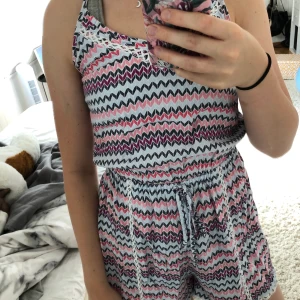 Jumpsuit i storlek XS - Jumpsuit ifrån Hollister i storlek XS. Jättefint skick och väldigt skönt och svalt material.