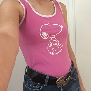 Snobbenlinne - KOLLA GÄRNA IN MINA ANDRA ANNONSER OCkSÅ! Otroligt fint linne med snobben på, köpt på secondhand. Säljer då ja inte har användning för det, men jätte fint skick och fin passform. Jag är 170 cm lång och bär vanligtvis strl S/M eller 36/38. Lappen i linnet är bortklippt men skulle säga att det passar hade S och M då det är stretchigt. Jag möts upp centrala och södra Stockholm, alternativt fraktar jag mot fraktkostnad, står inte för postens slarv. Hör av er om ni har några funderingar! 🦄💗💞💕🦋❤️🐟🦄