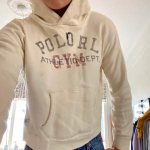Jättefin (lite) croppad hoodie från polo Ralph Lauren. Storlek 12-14 i barnstorlek men passar storlek S. Bra skick och super kvalitet! ❤️❤️ köparen står för frakten!