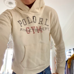 Ralph Lauren hoodie - Jättefin (lite) croppad hoodie från polo Ralph Lauren. Storlek 12-14 i barnstorlek men passar storlek S. Bra skick och super kvalitet! ❤️❤️ köparen står för frakten!