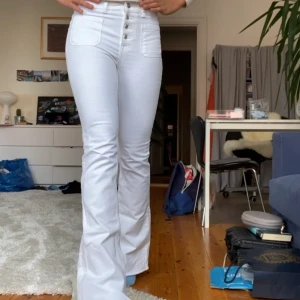 Vita zara jeans - Vita bootcut jeans från Zara. Supersnygga med jättefina detaljer på framsidan. Normal midja. Storlek 36 och är väldigt bra längd på mig (170/173) 💞💞 köparen står för frakten!