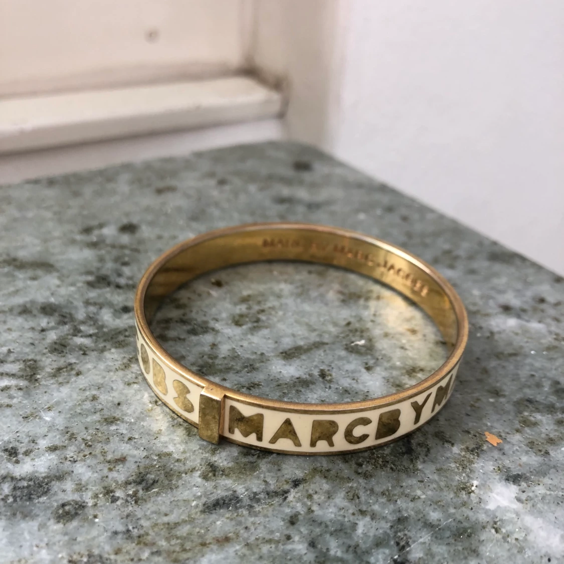 Marc Jacobs armband i guld