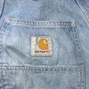 Carhartt jeans - Ljusa jeans från Carhartt! Når till marken för mig som är 162 cm. Frakt på 63kr tilkommer💛