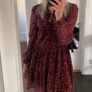 Klänning - Jättesöt rödblommig klänning från chiquelle, helt oanvänd.     (Ordinarie pris 499kr) frakten tillkommer! 🥰❤️