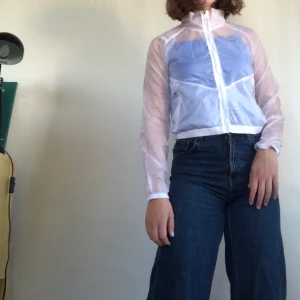 Genomskinlig Nike vindjacka - Jättecool Nike vindjacka!!! Säljer pågrund av att den blivit förliten men den är i jättebra skick:)) 130 kr inklusive frakt💘💕