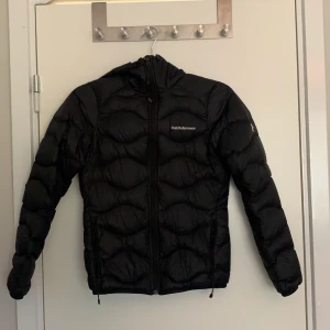 Peak performance jacka - säljer denna peak jacka pga för liten storlek, köptes vintern 2019, nypris 2400kr säljer för 1000