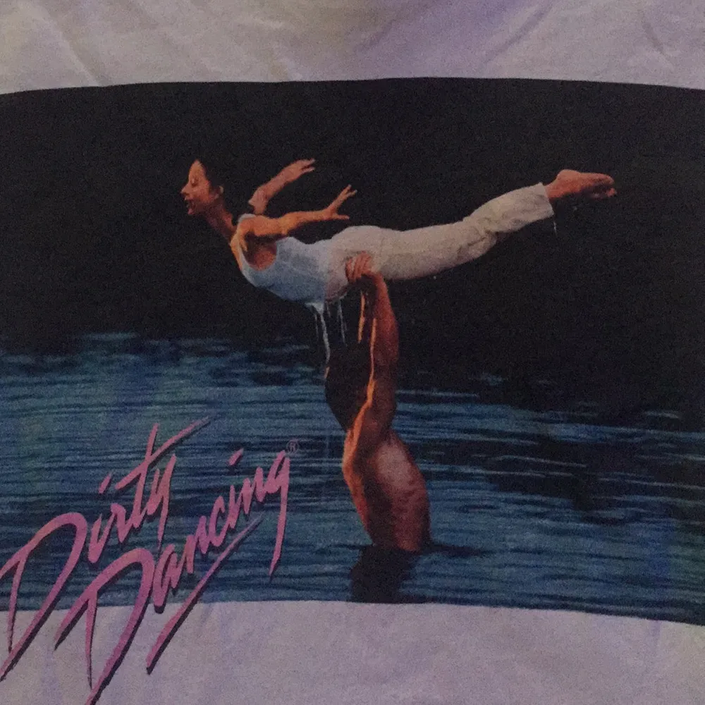 En jättefin t-shirt, i strl XS från hm. Med tryck från dirty dancing. Inga fläckar eller liknande. Frakt ingår ej:). T-shirts.