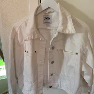Jeansjacka  - Superfin vit jeansjacka från Zara, storlek M💞 använd ett antal gånger men den är i bra skick!☺️ oversized!!