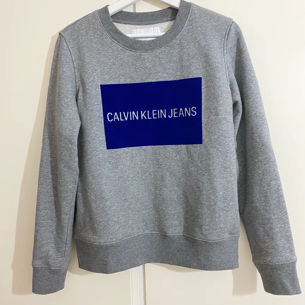 Säljer denna fina Calvin Klein tröjan. Knappt använd. Storlek M. Säljer för 150 kr. Den är såklart äkta. . Tröjor & Koftor.