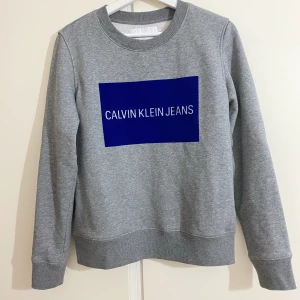 Calvin Klein tröja  - Säljer denna fina Calvin Klein tröjan. Knappt använd. Storlek M. Säljer för 150 kr. Den är såklart äkta. 