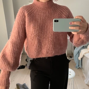 Stickad tröja från zara - En väldigt skön stickad tröja från zara i en fin rosa färg. Nysick