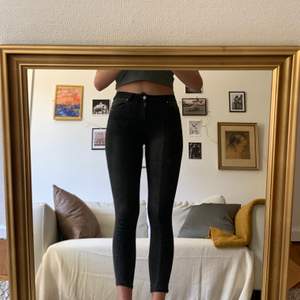 Sparsamt använda supersnygga mörkgråa jeans från Nakd. Bra stretch så passar många! Jag är 178cm så längre på de flesta!