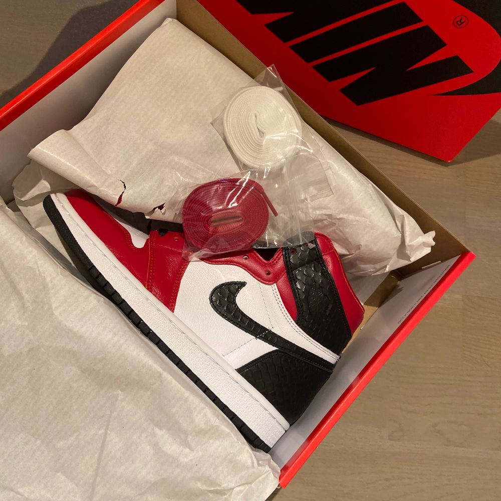 Air Jordan 1 High Satin Snake Chicago | Plick Second Hand