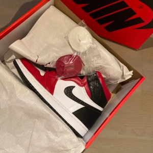 Air Jordan 1 High Satin Snake Chicago - Säljer dessa Nike Air Jordan 1 High Satin, helt nya och oanvända! Storlek 37.5 eller US6.5 (W). Möts i Sthlm eller fraktar mot kostnad. Pris: 2500kr. Hör gärna av dig vid frågor :)
