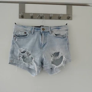 Jeansshorts  - Ljusa slitna jeansshorts från Cubus. Highwaist i storlek 34/XS.