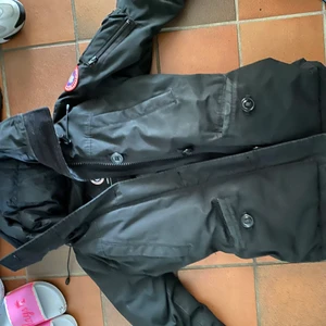 Canada goose montebello - Säljer min canada goose nu! Storlek S men går att dra åt och även göra större. Köpte för 8500 som ny för 2 år sen den är använd och har ingen päls då pälsen gick sönder men går att köpa ny! 