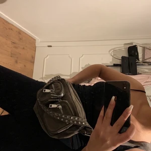 Noella väska  - Säljer min noella väska i färgen grå. Köptes på twoangels i Göteborg för original pris. Är i jättegott skick säljs pga ingen användning!