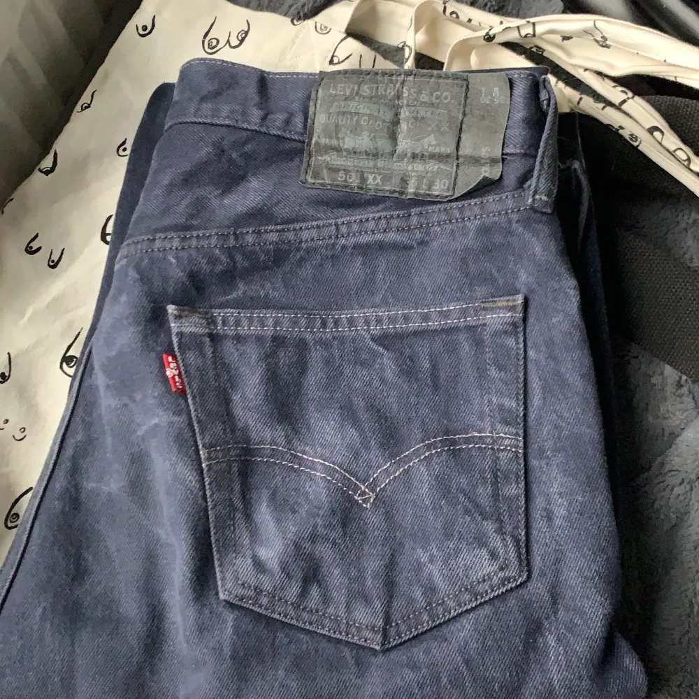 Mörklila levi’s jeans med en annorlunda tvätt. W35 L30, skulle säga att är storlek 40 i EU storlekar. Straight fit 501. Nästan aldrig använda, säljer pga lite små. 100kr+ frakt, hör av dig vid intresse!. Jeans & Byxor.