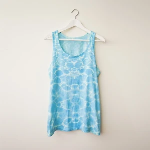  - Urbanize Clothing linne/tank top.
Använd ett fåtal gånger, i bra skick.