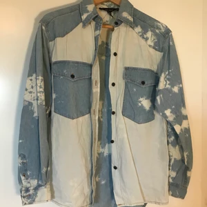 Vintage Isabel Marant skjorta strl 36 - En jättefin skjorta från Isabel Marant i strl 36! Skulle behövas ett varv med strykjärnet men annars är den i toppen skick! Älskar denna men inte riktigt min stil längre. Möts i Stockholm eller så står köparen för frakt. Skjortor från Isabel Marant brukar ligga på 2500 kr ungefär. ✨