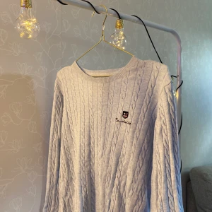 Ljus blå bomull stickad tröja - Väldigt fin ljusblå stickad tröja från bardelid. Tvättas innan det skickas iväg! Betalningen sker via Swish, tillkommer frakt.