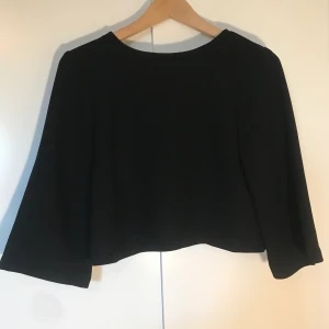 Bik Bok svart topp/blus - Knappt använd söt topp från Bik Bok. Storlek S. Möts upp i Stockholm eller så betalar köparen frakt ✨
