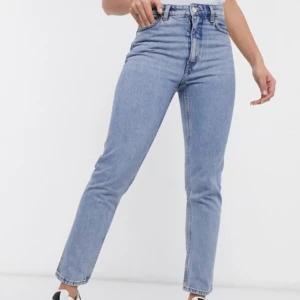 Kimono mom jeans  - Mom jeans i modellen kimomo från monki. Väldigt bra skick. Storlek 26. 